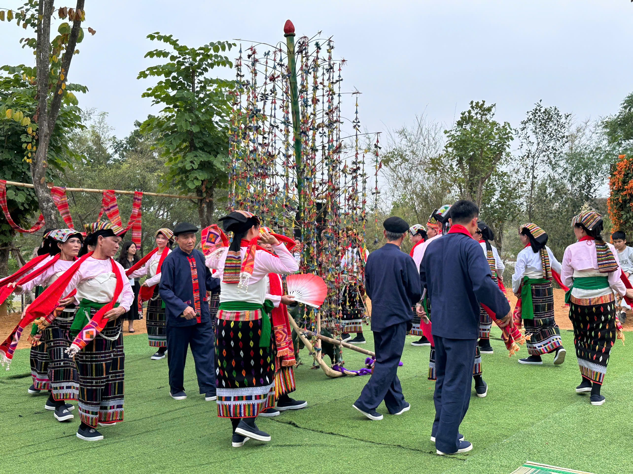 Tái hiện trích đoạn nghi thức Lễ hát múa ăn mừng dưới cây Bông dân tộc Thái tỉnh Thanh Hóa